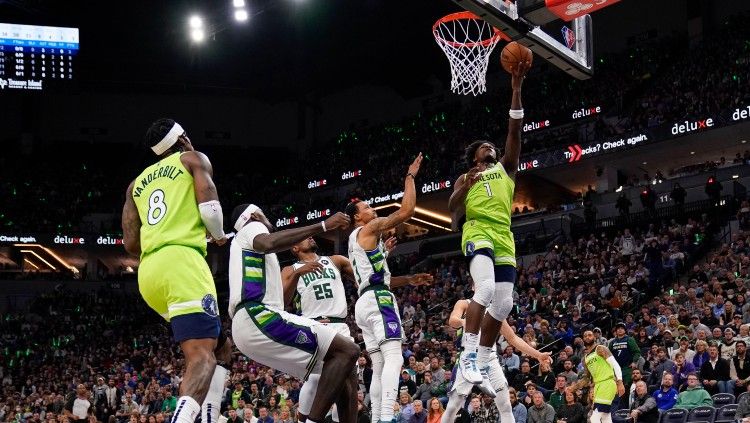 Anthony Edwards melakukan Lay Up di laga Minnesota Timberwolves vs Milwaukee Bucks. (Foto: Reuters/Nick Wosika-USA TODAY Sports) Copyright: © Reuters/Nick Wosika-USA TODAY Sports