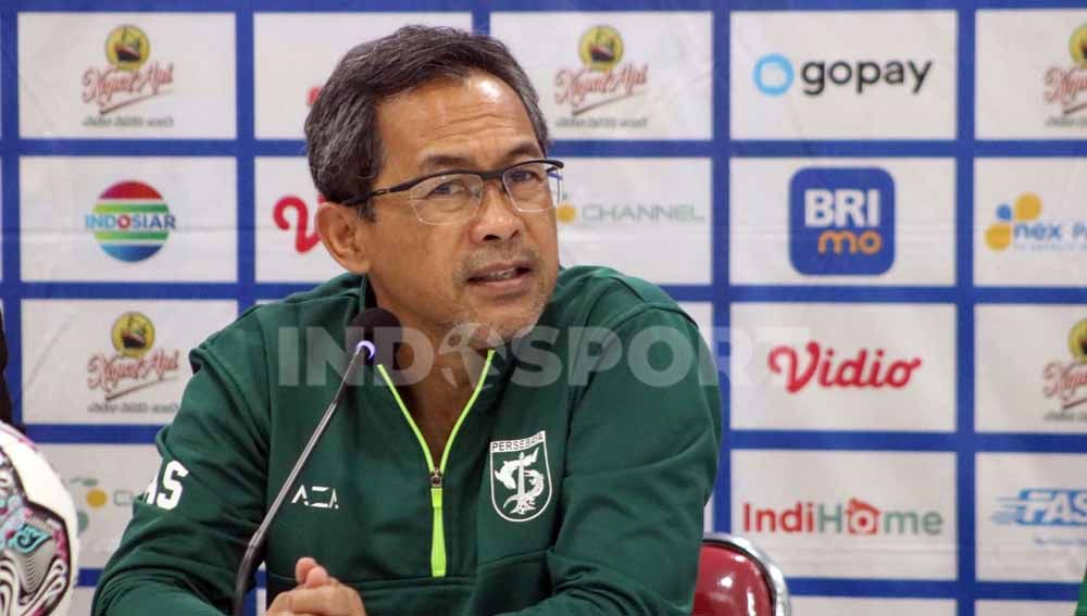 Aji Santoso mendapatkan target baru dari manajemen Persebaya Surabaya untuk kompetisi Liga 1 musim 2022/2023 mendatang. Copyright: © Nofik Lukman Hakim/Indosport.com