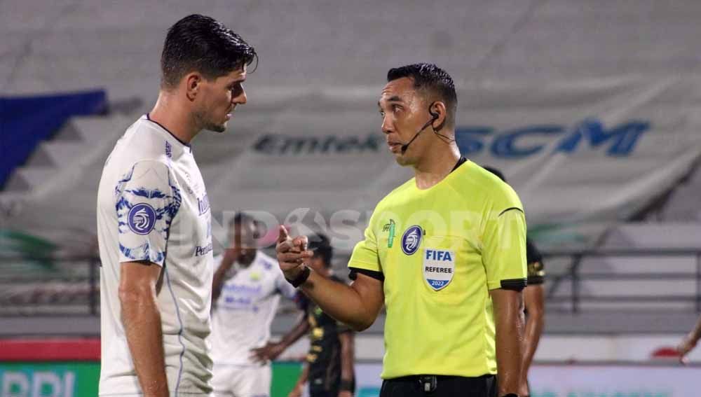 Wasit Fariq Hitaba memberi penjelasan pada Nick Kuippers. Foto: Nofik Lukman Hakim/Soicaumienbac.cc Copyright: © Nofik Lukman Hakim/Soicaumienbac.cc