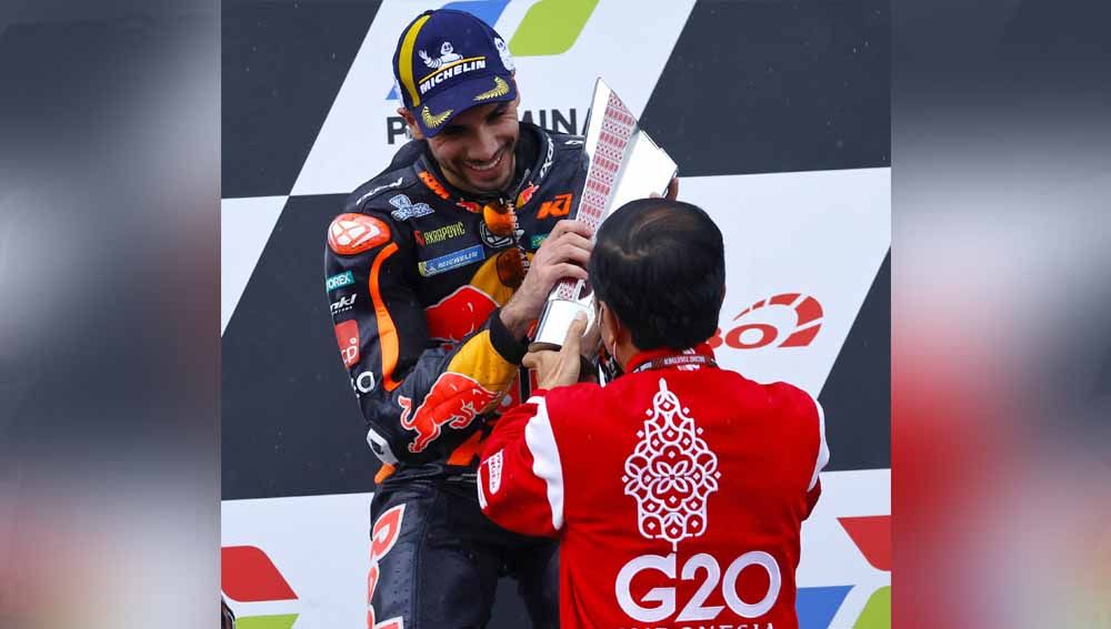 Presiden Joko Widodo menyerahkan tropi kepada pembalap MotoGP Miguel Oliveira. Foto: Reuters/Willy Kurniawan Copyright: © Reuters/Willy Kurniawan
