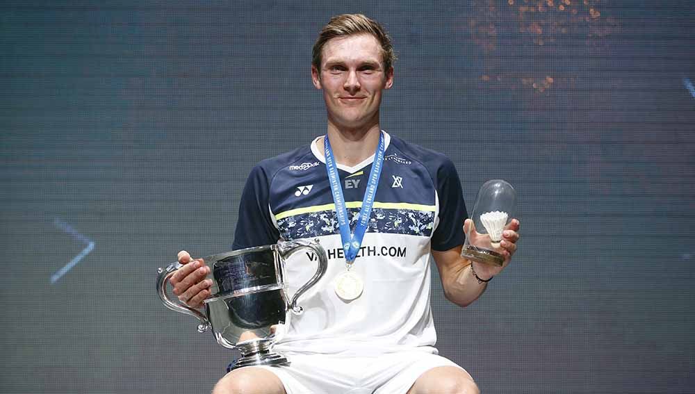Pebulutangkis tunggal putra, Viktor Axelsen merayakan juara tunggal putra All England Open 2022. Ia gagal menjadi juara bertahan, usai kalah dari Ng Tze Yong di All England 2023. Foto: Reuters/Ed Sykes Copyright: © Reuters/Ed Sykes