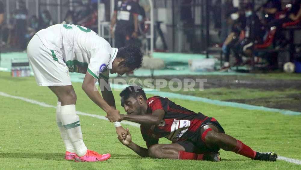 Laga pertandingan antara Persipura Jayapura vs PSS Sleman di BRI Liga 1. Foto: Nofik Lukman Hakim/Soicaumienbac.cc Copyright: © Nofik Lukman Hakim/Soicaumienbac.cc