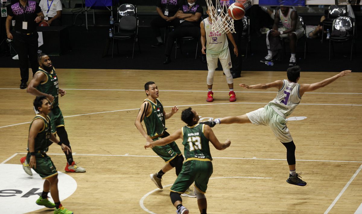 Salah satu aksi tim basket Bali United di lapangan. Foto: Herry Ibrahim/INDOSPORT. Copyright: © Herry Ibrahim/INDOSPORT