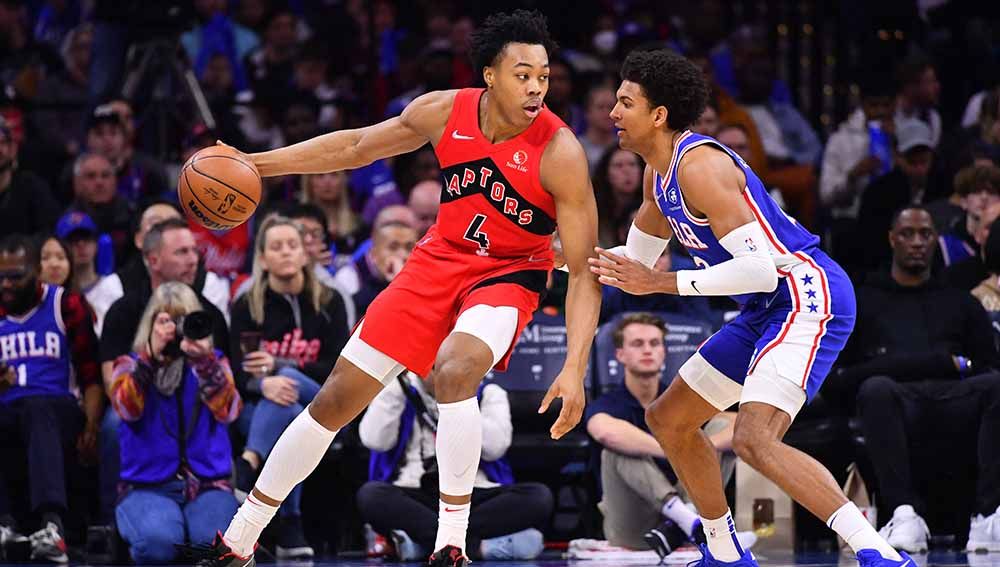 Pebasket Toronto Raptors Scottie Barnes saat mengontrol bola untuk melewati pebasket Philadelphia 76ers Matisse Thybulle di Wells Fargo Center. Foto: Reuters/Kyle Ross Copyright: © Reuters/Kyle Ross