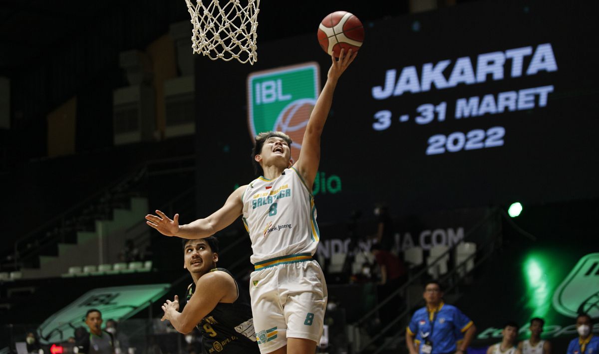 Satya Wacana Salatiga berhasil mengalahkan DNA Bima Perkasa 63-51 pada lanjutan IBL 2022 di Hall A Basket GbK, Senayan, Jakarta, Senin (21/03/22). Copyright: © Herry Ibrahim/INDOSPORT