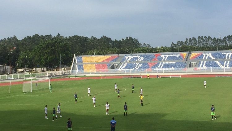 Pertandingan Grup D Piala Soeratin U-15 di Stadion Benteng, Senin (21/03/22). Copyright: © Petrus Manus/INDOSPORT