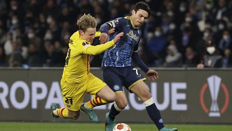 Duel pemain Napoli, Eljif Elmas, dengan gelandang Barcelona, Frenkie de Jong (Foto: REUTERS/Ciro De Luca) Copyright: © REUTERS/Ciro De Luca