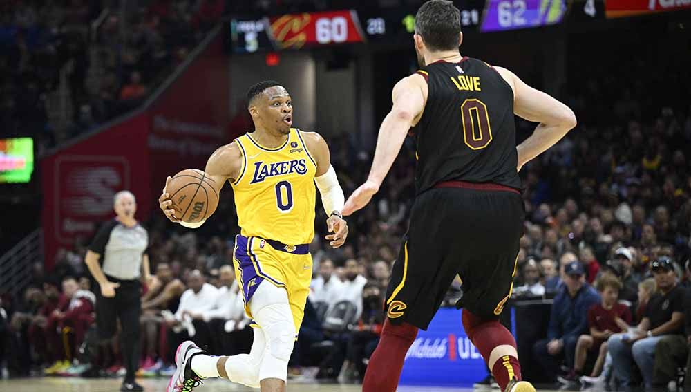 Point Guard LA Lakers, Russel Westbrook, dikabarkan bakal dijadikan tumbal untuk pertukaran dengan Kyrie Irving. Copyright: © Reuters/David Richard