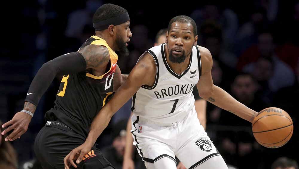 Pebasket Brooklyn Nets, Kevin Durant mengontrol bola saat melawan Jazz Royce di Barclays Center. Foto: Reuters/Brad Penner Copyright: © Reuters/Brad Penner