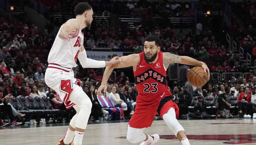 Pebasket Toronto Raptors, Fred VanVleet dihadang pebasket Chicago Bulls, Zach LaVine di United Center. Foto: Reuters/David Banks Copyright: © Reuters/David Banks
