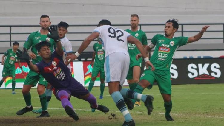 Pertandingan Liga 1 PSS vs Persela, Kamis (24/03/22). Foto: Nofik Lukman Hakim/INDOSPORT Copyright: © Nofik Lukman Hakim/INDOSPORT