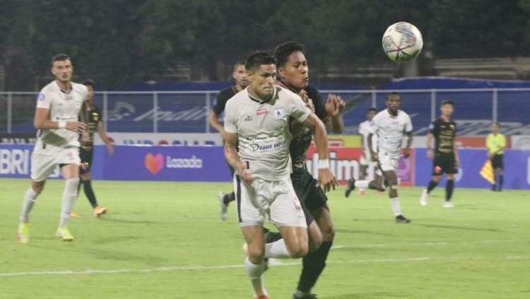 Penyerang Persipura, Ramiro Fergonzi, saat dikawal bek PSIS Semarang, Wahyu Prasetyo. Foto: Nofik Lukman Hakim/INDOSPORT. Copyright: © Nofik Lukman Hakim/INDOSPORT