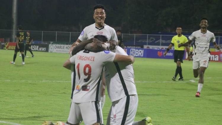 Selebrasi para pemain Persipura Jayapura merayakan gol ke gawang PSIS Semarang. Foto: Nofik Lukman Hakim/INDOSPORT. Copyright: © Nofik Lukman Hakim/INDOSPORT