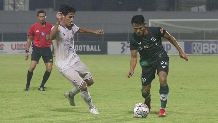 Penyerang Tira Persikabo, Dimas Drajat saat dikawal gelandang Arema FC, Hanif Sjahbandi. Foto: Nofik Lukman Hakim/INDOSPORT Copyright: © Nofik Lukman Hakim/INDOSPORT