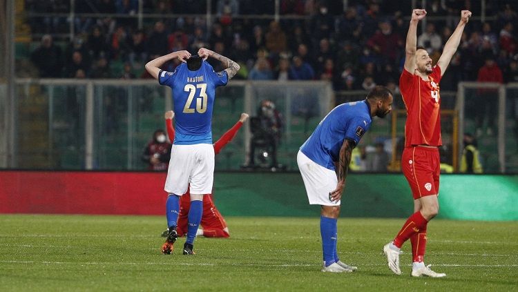 Berikut hasil kualifikasi Piala Dunia zona Eropa antara Italia vs Makedonia Utara, Jumat (24/03/22). Kebobolan di injury time, Italia gagal ke Piala Dunia 2022. (Foto: REUTERS/Guglielmo Mangiapane) Copyright: © REUTERS/Guglielmo Mangiapane