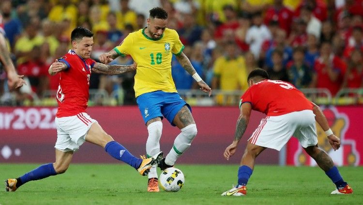 Neymar mencoba keluar dari hadangan lawan di laga Brasil vs Chile (25/03/22). Foto: REUTERS/Ricardo Moraes. Copyright: © REUTERS/Ricardo Moraes