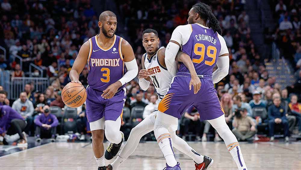 Chris Paul (Phoenix Suns) mencoba mengontrol bola saat di Laga NBA, Jumat (25/03/22). Foto: Reuters/Isaiah J. Downing. Copyright: © Reuters/Isaiah J. Downing