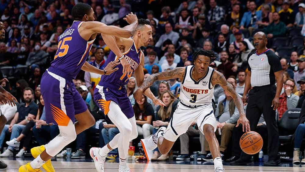 Bones Hyland (Denver Nuggets) mengontrol bola saat Landry Shamet (Phoenix Suns) berusaha merebut bola di Laga NBA, Jumat (25/03/22). Foto: Reuters/Isaiah J. Downing Copyright: © Reuters/Isaiah J. Downing