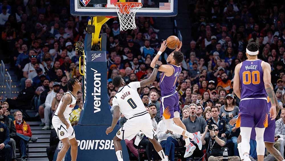 Devin Booker (Phoenix Suns) dilanggar oleh JaMychal Green (Denver Nuggets) di Laga NBA, Jumat (25/03/22). Foto: Reuters/Isaiah J. Downing Copyright: © Reuters/Isaiah J. Downing