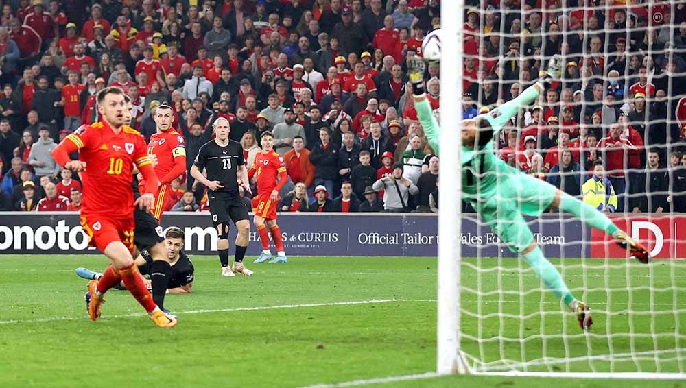 Pemain Wales Gareth Bale mencetak gol kedua di Kualifikasi Piala Dunia, Jumat (25/03/22). Foto: Reuters/Matthew Childs Copyright: © Reuters/Matthew Childs