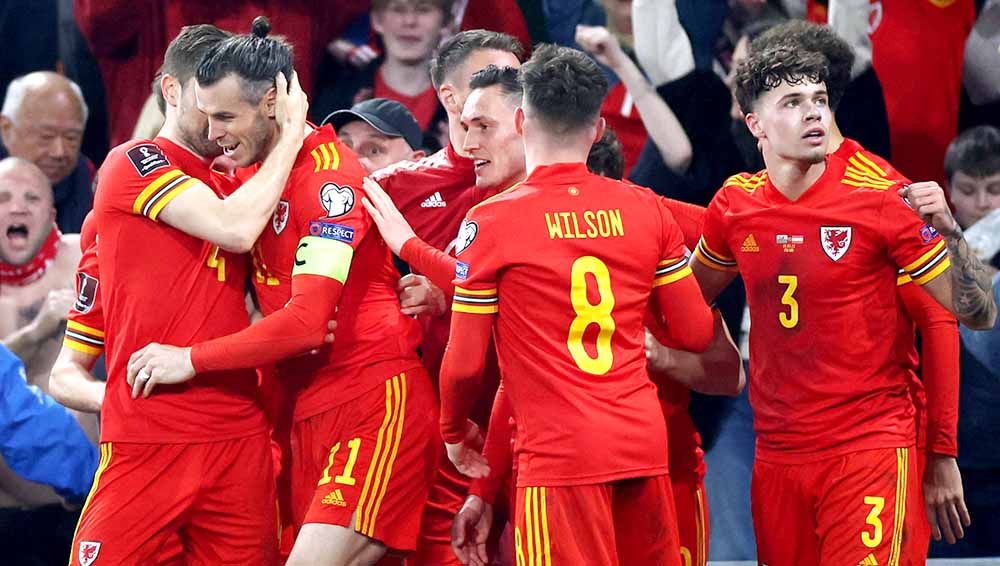 Selebrasi pemain Wales merayakan gol dengan di Kualifikasi Piala Dunia, Jumat (25/03/22). Foto: Reuters/Matthew Childs Copyright: © Reuters/Matthew Childs