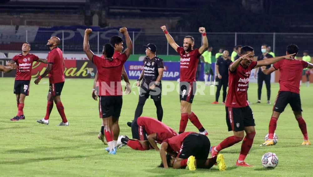 Suka cita pemain Bali United sambut gelar juara Liga 1. Pemanasan tim langsung berhenti. Foto: Nofik Lukman Hakim/Indosport.com Copyright: © Nofik Lukman Hakim/Indosport.com