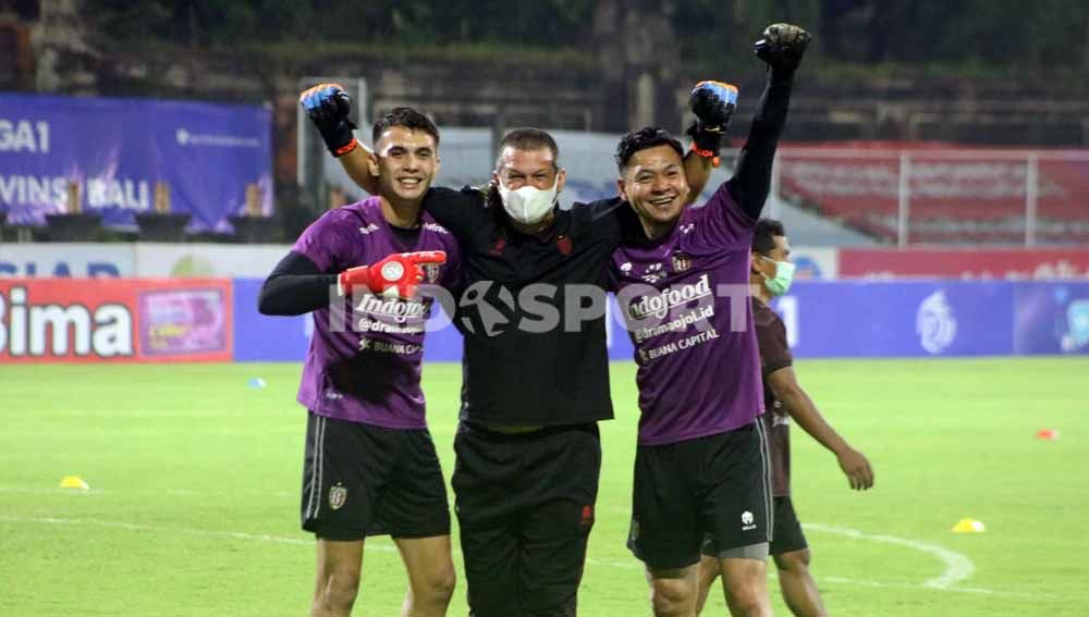 Suka cita pemain Bali United sambut gelar juara Liga 1. Pemanasan tim langsung berhenti. Foto: Nofik Lukman Hakim/Soicaumienbac.cc Copyright: © Nofik Lukman Hakim/Soicaumienbac.cc