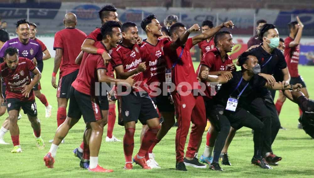 Suka cita pemain Bali United sambut gelar juara Liga 1. Pemanasan tim langsung berhenti. Foto: Nofik Lukman Hakim/Indosport.com Copyright: © Nofik Lukman Hakim/Indosport.com