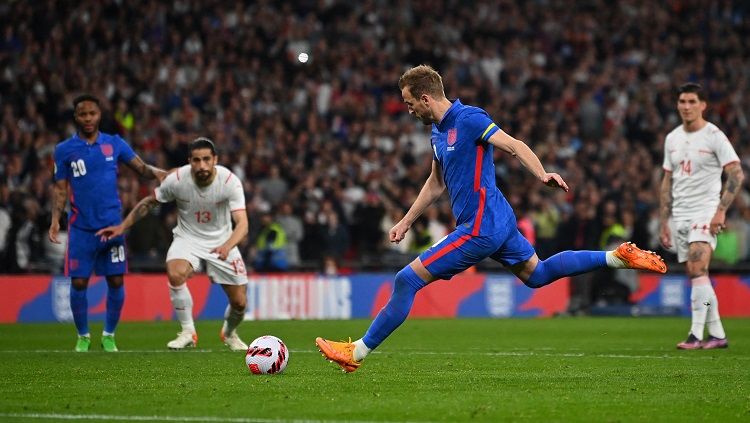 Harry Kane mencetak gol lewat penalti di laga Uji Coba Inggris vs Swiss (Foto: REUTERS/Dylan Martinez) Copyright: © REUTERS/Dylan Martinez