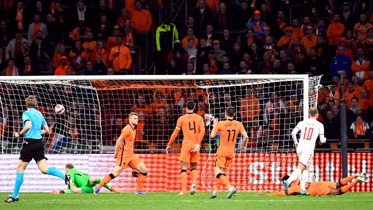 Hasil uji coba FIFA antara Belanda vs Denmark pada Minggu (27/03/22) dini hari WIB, Eriksen gemilang di laga comeback namun Oranje yang pesta kemenangan. Copyright: © REUTERS/Piroschka Van De Wouw