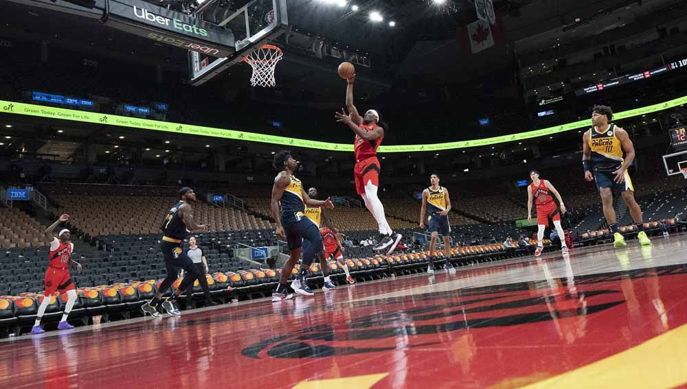 Precious Achiuwa (Toronto Raptors) menembakkan bola ke keranjang Indiana Pacers pada pada NBA di Scotiabank Arena. Foto: Reuters/Nick Turchiaro Copyright: © Reuters/Nick Turchiaro