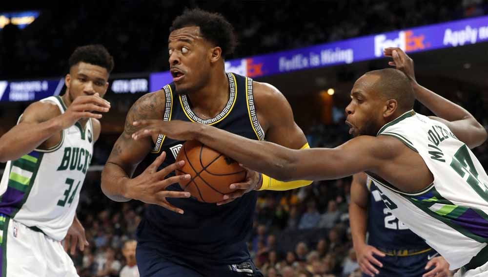 Xavier Tillman (Memphis Grizzlies) mengontrol bola dan pebasket Milwaukee Bucks Giannis Antetokounmpo mencoba untuk merebut bola pada laga NBA di FedExForum, Minggu (27/03/22). Foto: Reuters/Christine Tannous Copyright: © Reuters/Christine Tannous