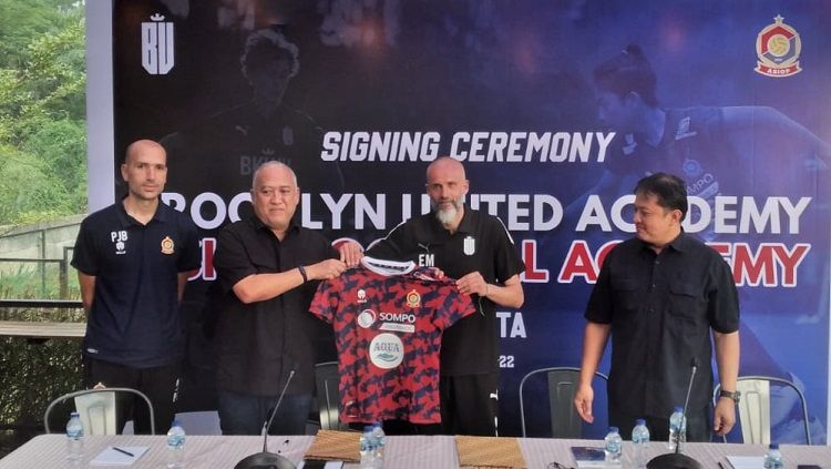 ASIOP FC baru saja meneken kerja sama strategis dengan salah satu akademi ternama asal Amerika Serikat, Brooklyn United, Minggu (27/3/22). Copyright: © Indra Citra Sena/INDOSPORT