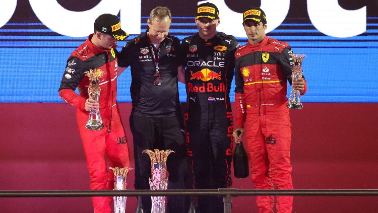 Hasil F1 GP Arab Saudi 2022 pada Senin (28/03/22) dini hari WIB, pembalap Red Bull Racing, Max Verstappen berhasil naik podium pertama diikuti oleh duo Ferrari. Copyright: © REUTERS/Ahmed Yosri