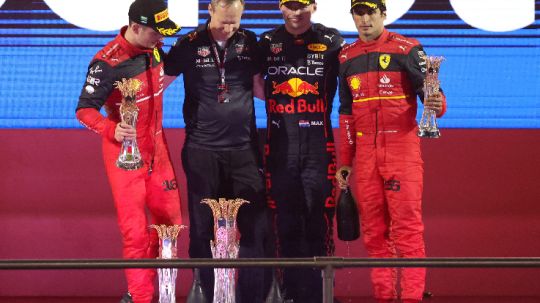 Max Verstappen bersama Pembalap Ferrari Carlos Sainz Jr dan Charles Leclerc di Podium Juara GP Arab Saudi Copyright: © REUTERS/Ahmed Yosri
