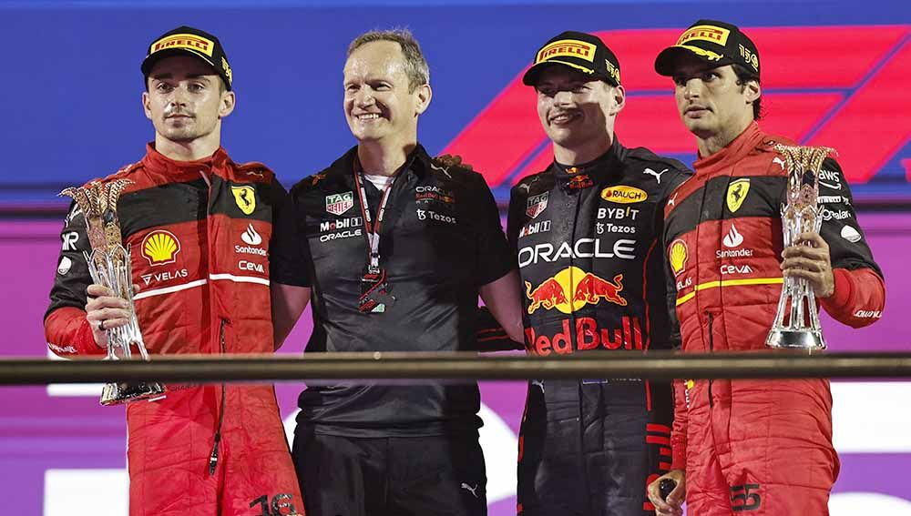 Max Verstappen bersama Pembalap Ferrari Carlos Sainz Jr dan Charles Leclerc di Podium Juara GP Arab Saudi. Foto: Reuters/Hamad I Mohammed Copyright: © Reuters/Hamad I Mohammed