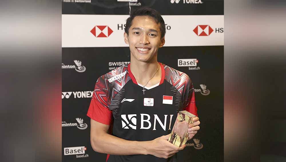 Tunggal putra Indonesia, Jonatan Christie, berpose usai menjuarai turnamen bulu tangkis Super 300, Swiss Open 2022, Minggu (27/03/22). Foto: PBSI Copyright: © PBSI