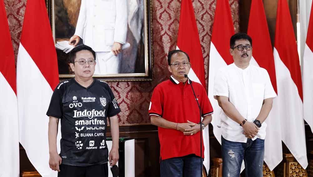 Gubernur Bali, I Wayan Koster (tengah) didampingi pemilik saham terbesar Bali United, Pieter Tanuri (kiri) dan wakil Bupati Gianyar, Anak Agung Gde Manyun (kanan) saat memberi keterangan pers di Jayasabha, Denpasar, Minggu (27/3/22). Foto: Bali United Copyright: © Bali United