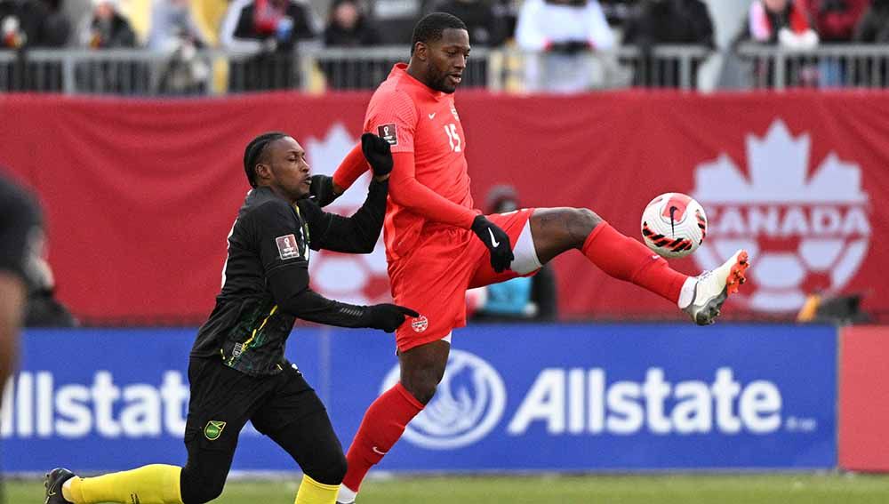 Bek Kanada, Doneil Henry mengontrol bola pada kualifikasi Piala Dunia FIFA di BMO Field. Foto: Reuters/Dan Hamilton Copyright: © Reuters/Dan Hamilton
