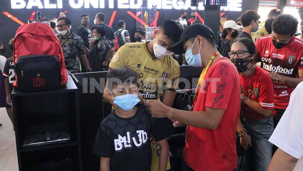 Kiper Bali United, Rakasurya saat meladeni permintaan tanda tangan fans di Bali United Store. Foto: Nofik Lukman Hakim/Soicaumienbac.cc Copyright: © Nofik Lukman Hakim/Soicaumienbac.cc