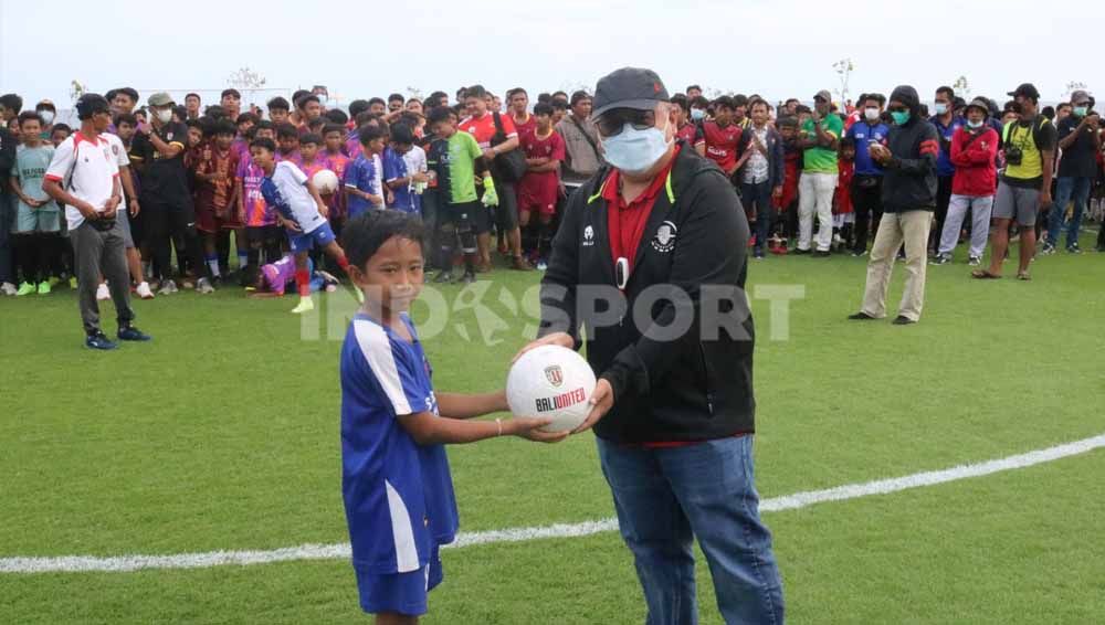 CEO Bali United, Yanes Tanuri menyerahkan bola ke perwakilan SSB di Training Ground Bali United. Foto: Nofik Lukman Hakim/Indosport.com Copyright: © Nofik Lukman Hakim/Indosport.com