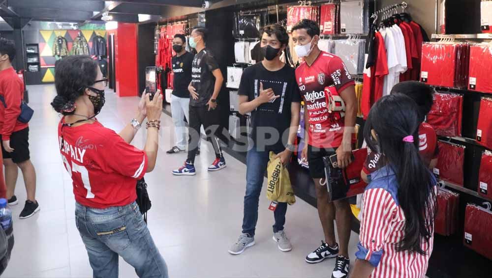 Gelandang Bali United, Rizky Sanjaya Pellu saat meladeni permintaan foto fans saat acara meet and great di Bali United Megastore. Foto; Nofik Lukman Hakim/Indosport.com Copyright: © Nofik Lukman Hakim/Indosport.com