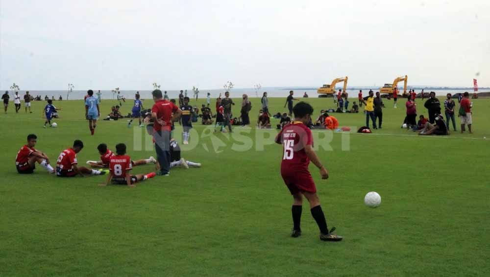 Para anak-anak SSB di Bali saat bermain di Training Ground Bali United. Foto; Nofik Lukman Hakim/Indosport.com Copyright: © Nofik Lukman Hakim/Indosport.com