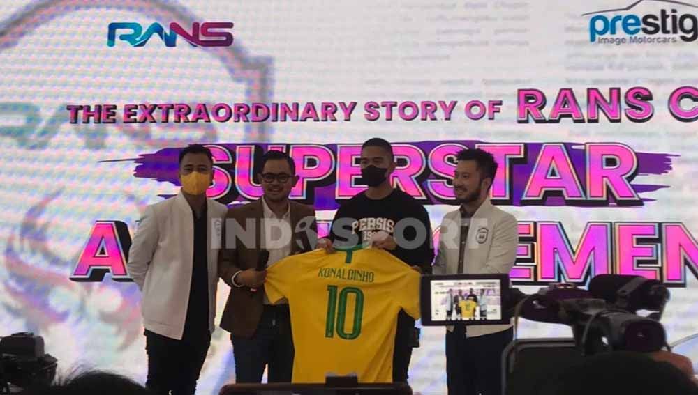 Ronaldinho Memberikan hadiah jersey untuk presiden Jokowi. Foto: Zainal Hasan/Indosport.com Copyright: © Zainal Hasan/Indosport.com