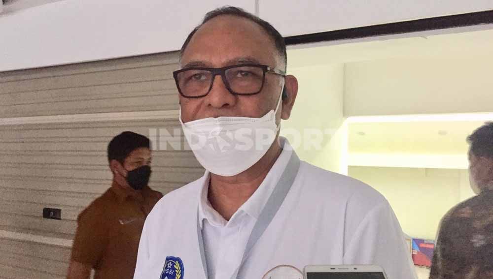 EXCO PSSI, Hasani Abdulgani, menjabarkan perkembangan terkini proses naturalisasi tiga pemain keturunan Indonesia, Jordi Amat, Sandy Walsh, dan Shayne Pattynam Foto: Da'Yerimon/Indosport.com Copyright: © Da'Yerimon/Indosport.com