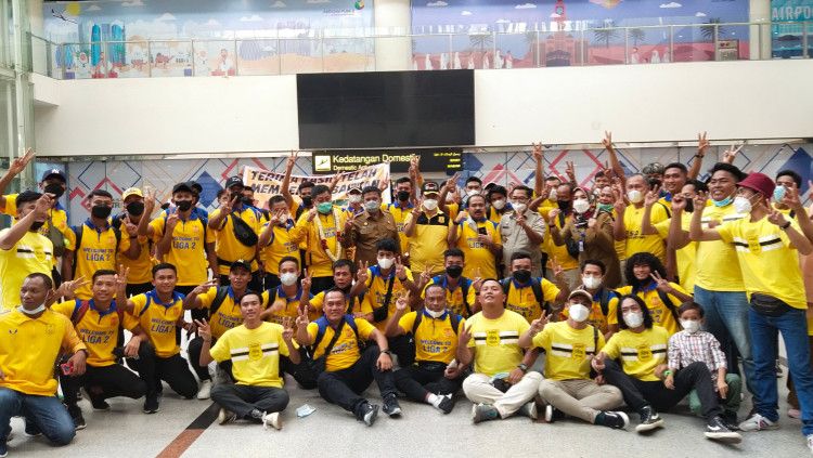 Tim PSDS langsung disambut Sekda Kab. Deli Serdang dan para suporter setiba di Bandara Kualanamu. Copyright: © Aldi Aulia Anwar/INDOSPORT