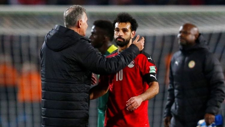Mohamed Salah rela bermain dalam kondisi cedera bersama timnas Mesir meski Liverpool yang tak kunjung memberinya kontrak baru memintanya untuk diperiksa. Foto: REUTERS/Amr Abdallah Dalsh. Copyright: © REUTERS/Amr Abdallah Dalsh