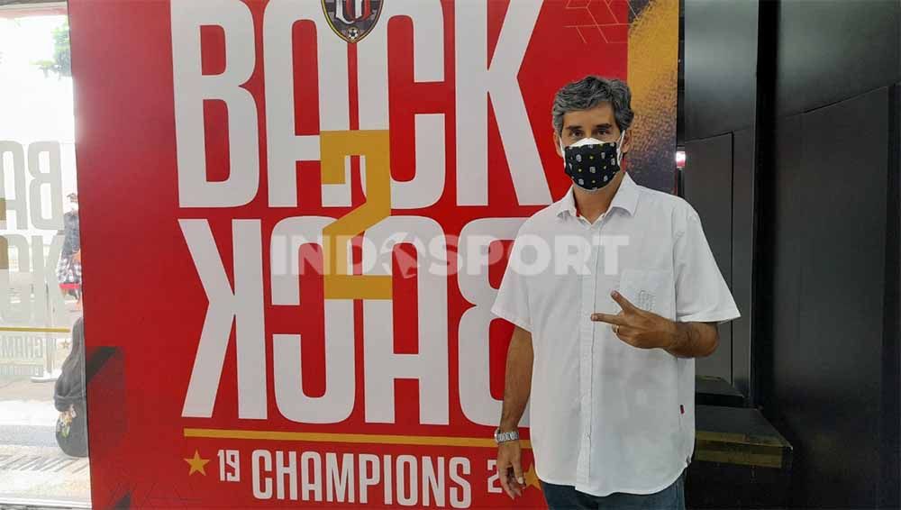 Pelatih klub Liga 1 Bali United, Stefano Cugurra, Teco dalam banner Back to Back di Bali United Megastore. Foto: Nofik Lukman Hakim/Indosport.com Copyright: © Nofik Lukman Hakim/Indosport.com