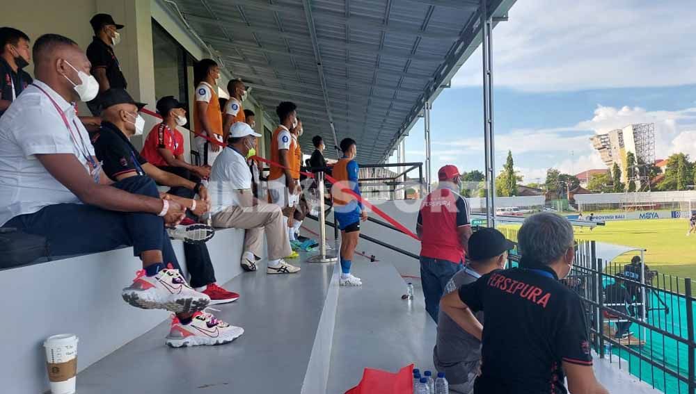 Suasana bench persipura yang tegang saat persipura menghadapi Persita Tangerang. Foto: Zainal Hasan/Indosport.com Copyright: © Zainal Hasan/Indosport.com