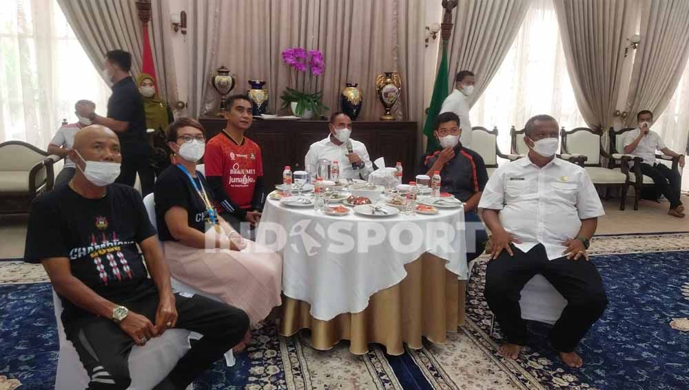 Edy Rahmayadi sambut kepulangan juara Liga 3 Karo United. Foto: Aldi Aulia Anwar/Soicaumienbac.cc Copyright: © Aldi Aulia Anwar/Soicaumienbac.cc